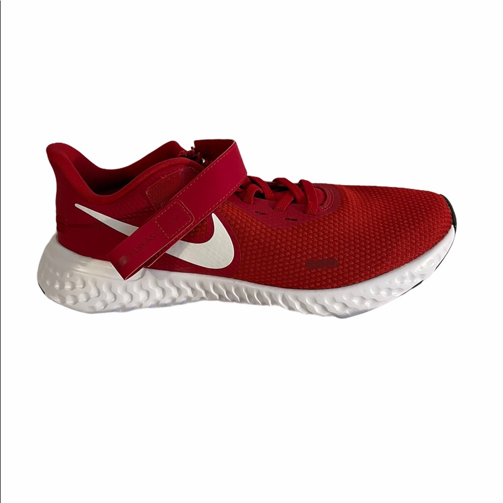 Nike Revolution 5 Flyease in Red. Size 7